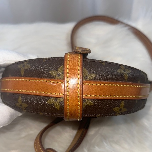 Louis Vuitton Brown Monogram Crossbody Bag with Leather Trim 
Chantilly - Picture 5 of 16